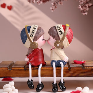 Loving Couple Showpiece: 4-inch kissing couple love dolls