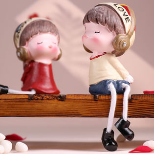Loving Couple Showpiece: 4-inch kissing couple love dolls