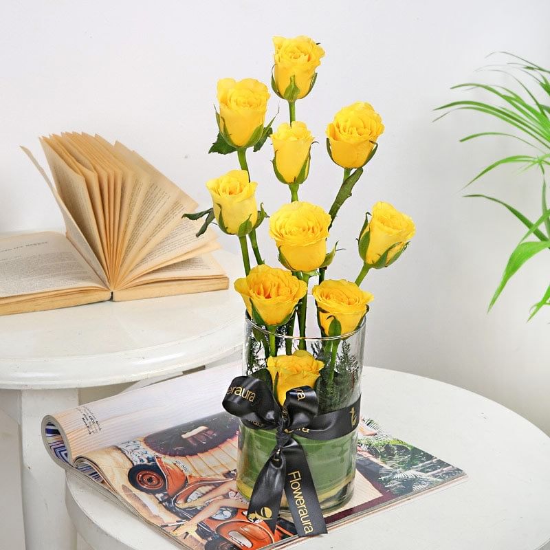 10 Yellow Rose In Vase