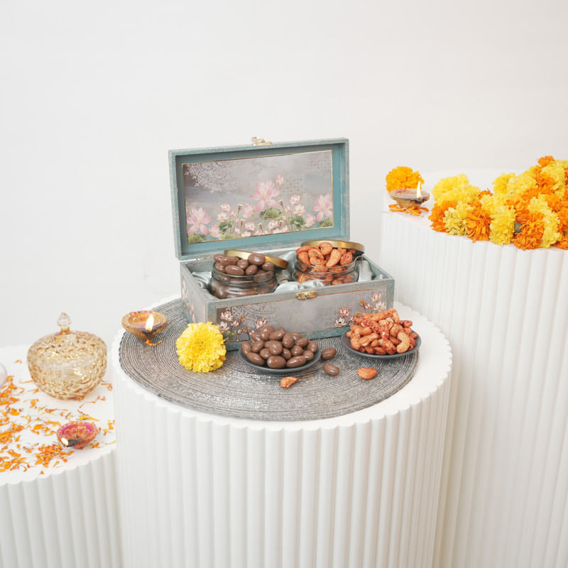 Flavourful Almonds N Cashews Bloom Box