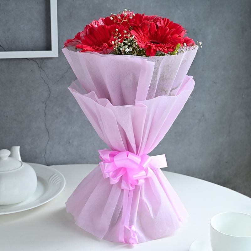 Send Lovely Smile Flowers Online - Flower Side View