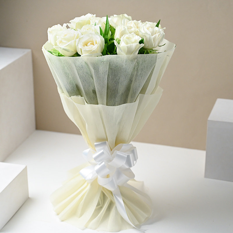 Bunch of 12 White roses Bouquet