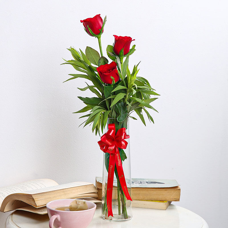 3 Red Roses in Glass Vase