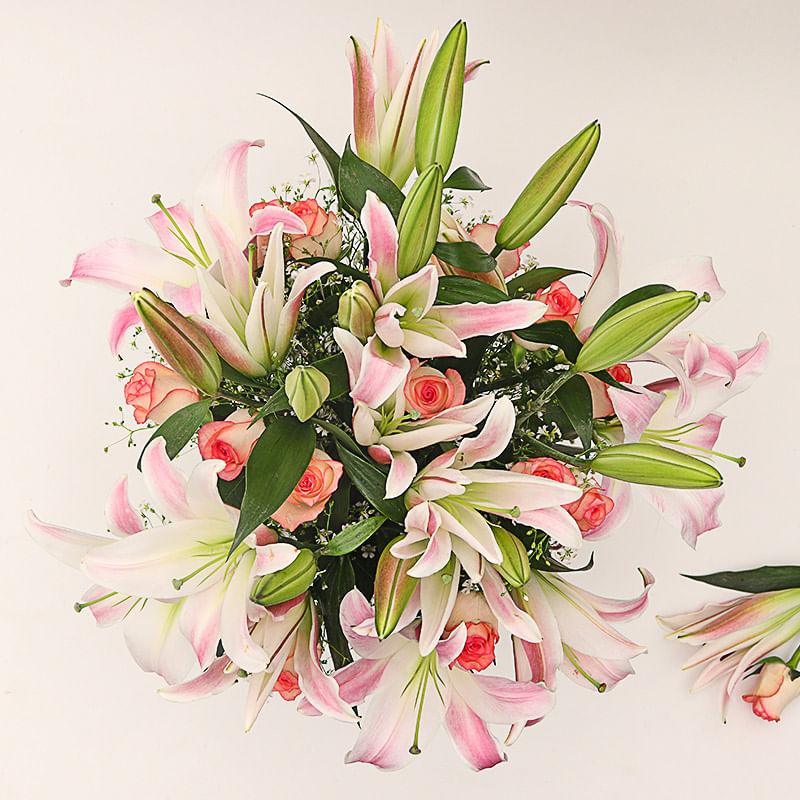 Pleasing Lily Rose Flowers Online : Flowers by Floweraura