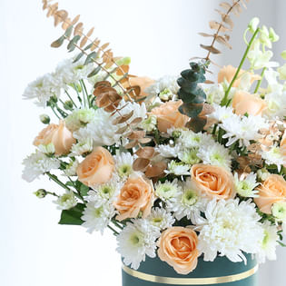 A Floral Hour Of Peachy Warmth