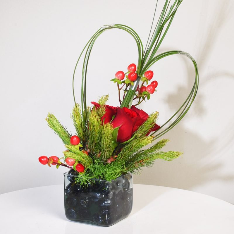 Artistic Valentine Day Rose Flower Arrangement