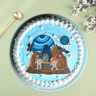 Top view of Astronaut Adventure Cake