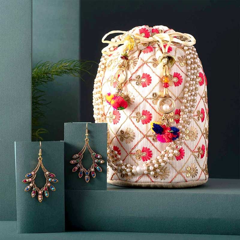 Order Earrings N Bag For Poyi Baya Gift Online