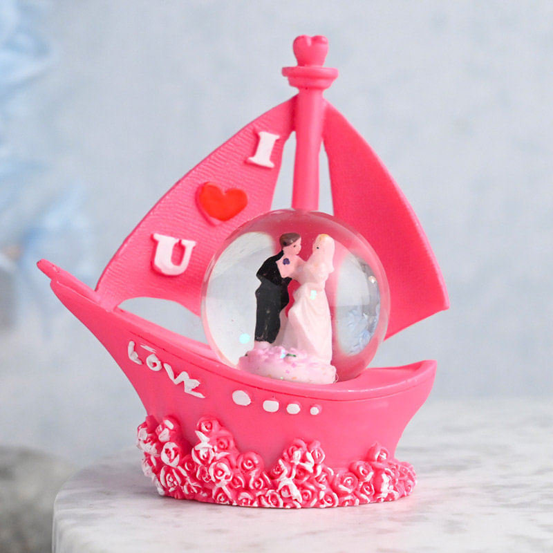 Couple on Boat Showpiece