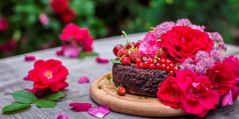 5 Amazing Cake And Flower Combinations For Your Loved ones