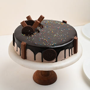 Crunchy Eggless KitKat Cake