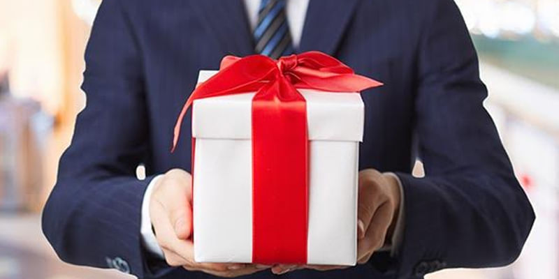 Best Customised Gifts for Your Boss: Presents That Will Keep You Employed!