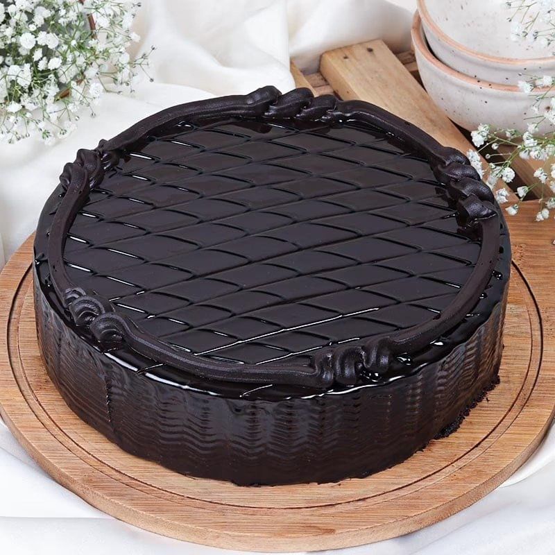 Round Dark Chocolaty Cake for Celebrations