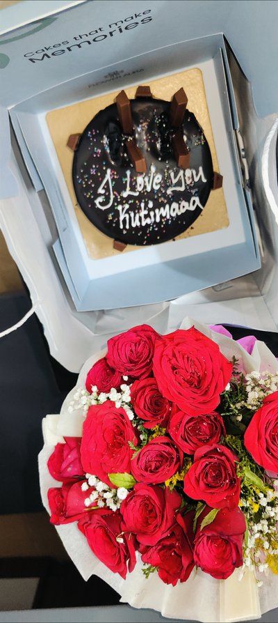 Kitkat Cake With Roses Bouquet