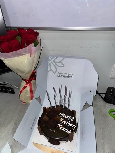 Kitkat Cake With Roses Bouquet