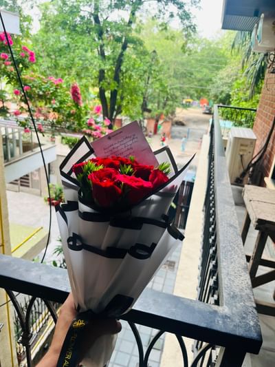 10 Red Roses Of Love Bouquet