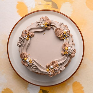 Top view of Round Butterscotch Cream Cake 