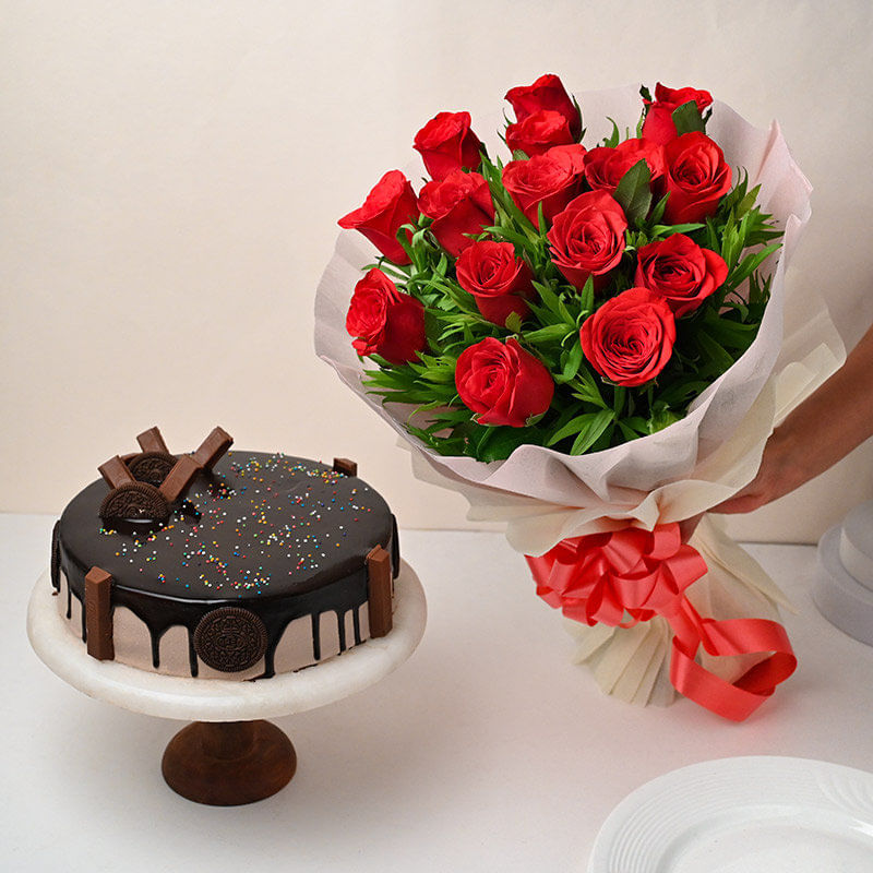 Lovely Red Roses Bouquet with KitKat Cake