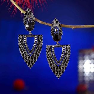 Leaf Drop Black Earrings