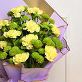 Pastel Yellow Carnations With Daisies
