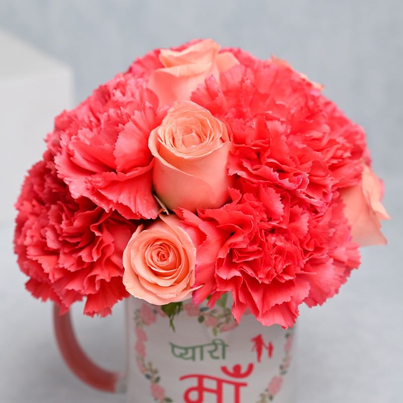 Pyaari Maa Mug With Roses N Carnations