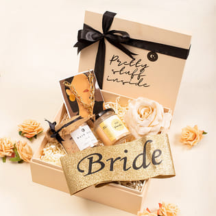 Scented Candle With Bath Salt N Golden Necklace Corp