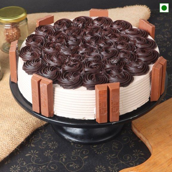 Eggless Kitkat Cake