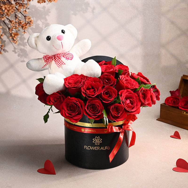 Teddy Love In Scarlet Roses