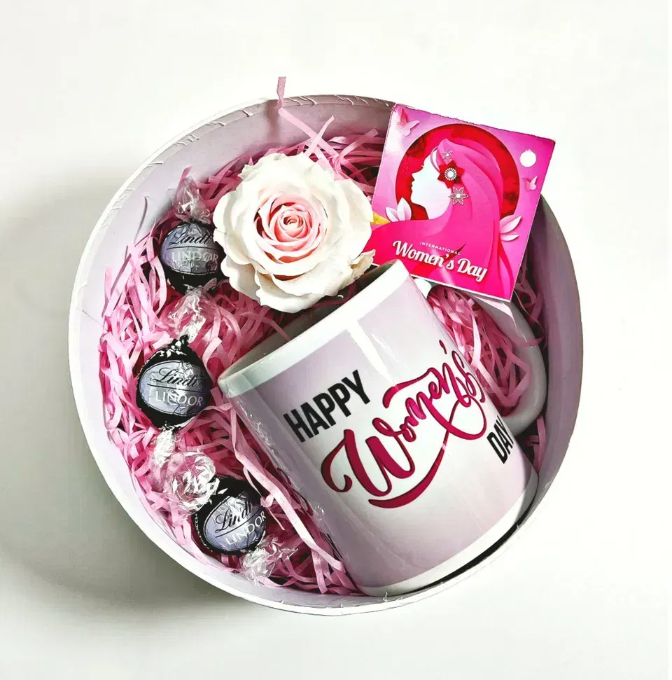 Womens Day Rose N Chocolate Hamper